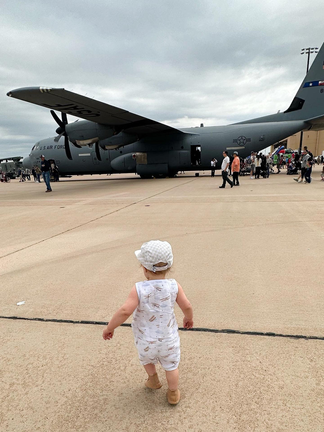 Travelling with toddler, tips for flying with kids, how to fly with baby